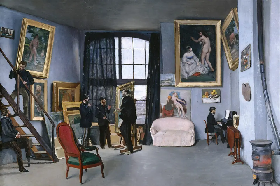 Peinture d'un vaste atelier aux murs gris clair, éclairé par une haute fenêtre, où des hommes discutent devant des toiles