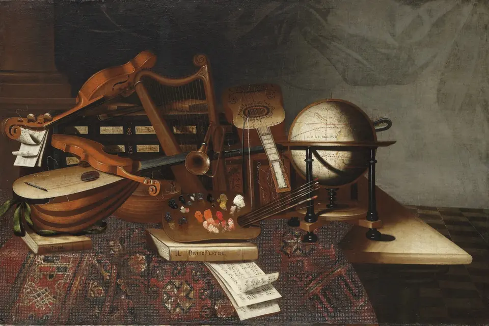 Nature morte peinte à l'huile : un luth, un globe, des livres et des partitions posés sur un tapis, dans une lumière sombre et dorée
